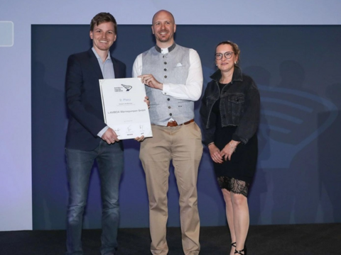 2. Platz Großbetriebe: LAMBDA Wärmepumpen GmbH aus Kirchbichl (v. l.): die Geschäftsführer Florian Entleitner und Florian Fuchs mit DONAU Landesdirektorin Nicole Madreiter. Fotocredits: Guenther Peroutka