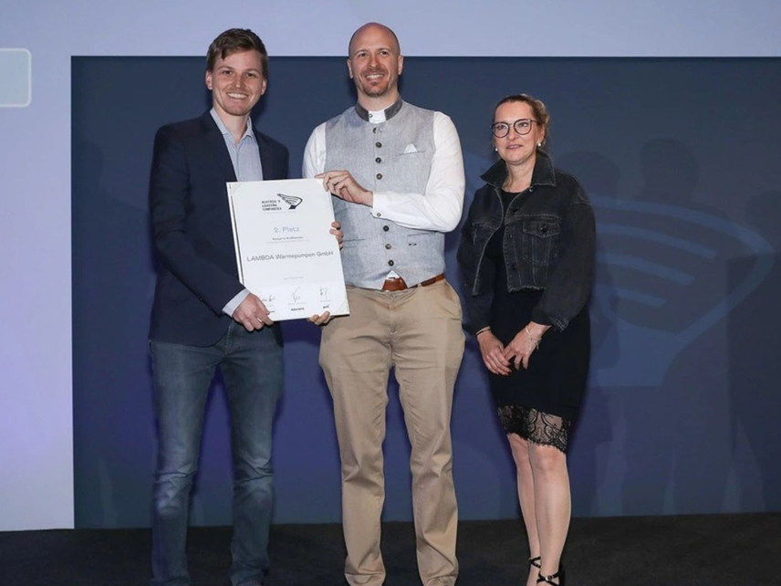 2. Platz Großbetriebe: LAMBDA Wärmepumpen GmbH aus Kirchbichl (v. l.): die Geschäftsführer Florian Entleitner und Florian Fuchs mit DONAU Landesdirektorin Nicole Madreiter. Fotocredits: Guenther Peroutka